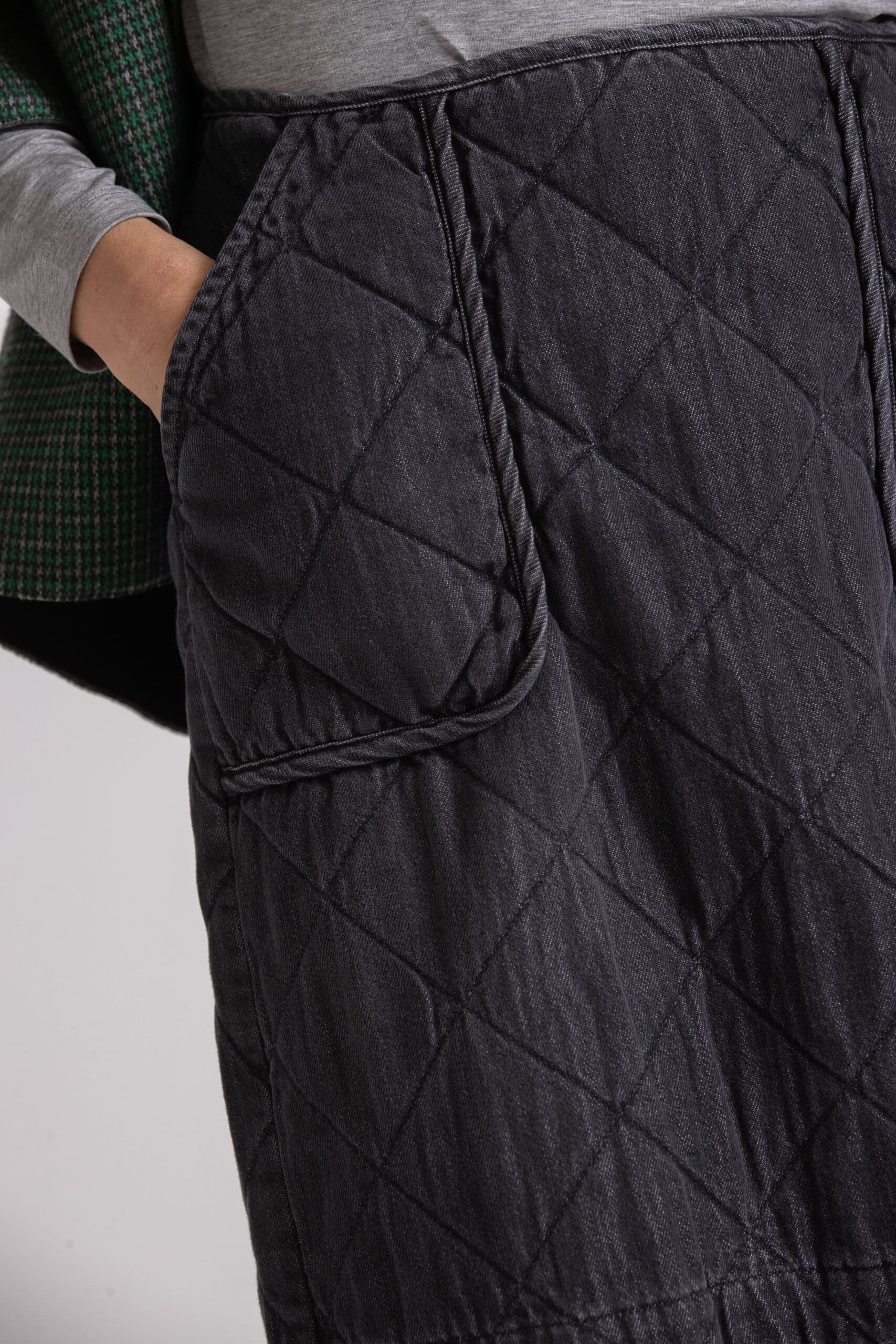 Grey quilted skirt with pockets - Image 5