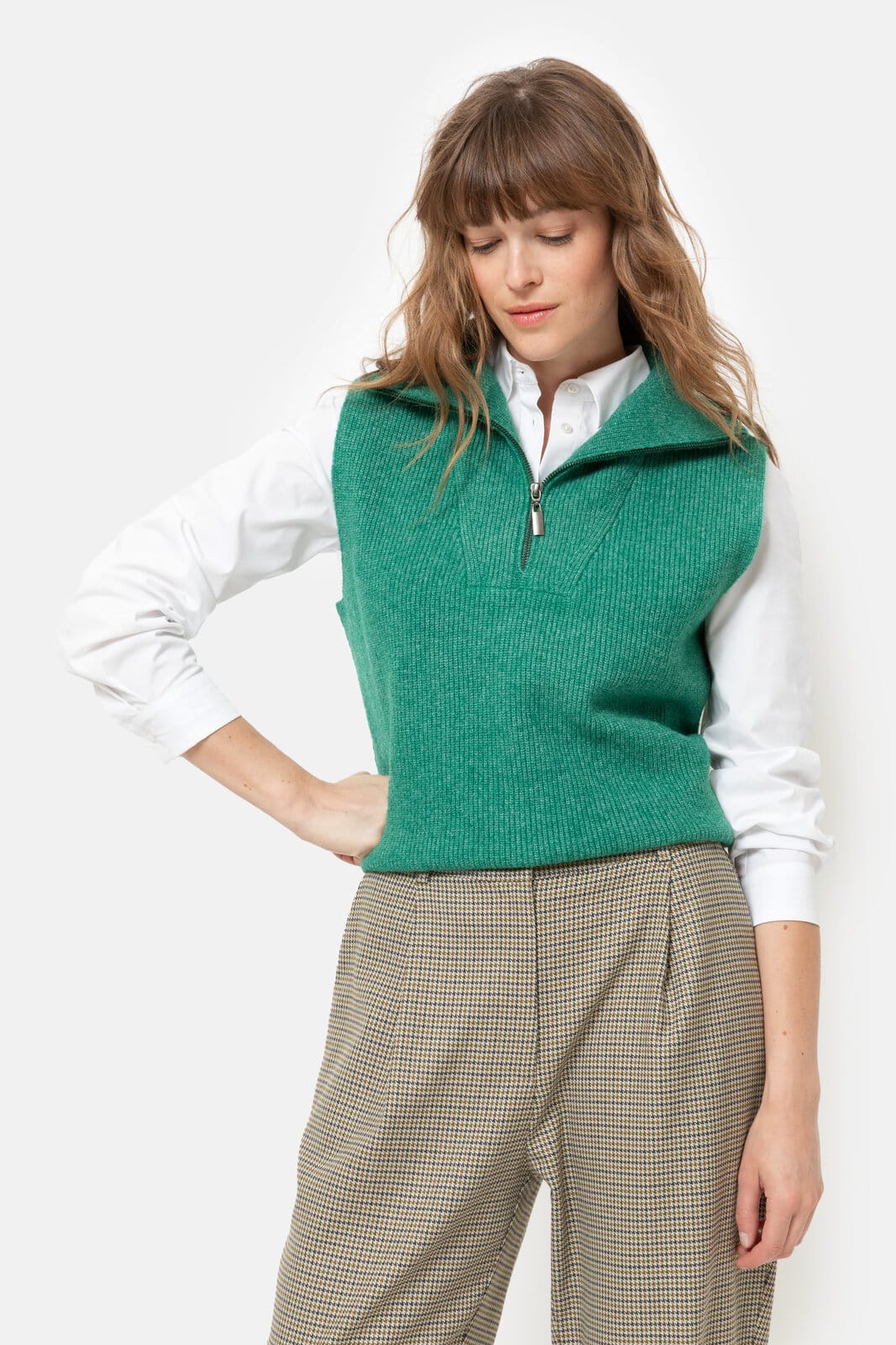 Green sleeveless pull shirt vest with collar and ribbed knit fabric - Image 3